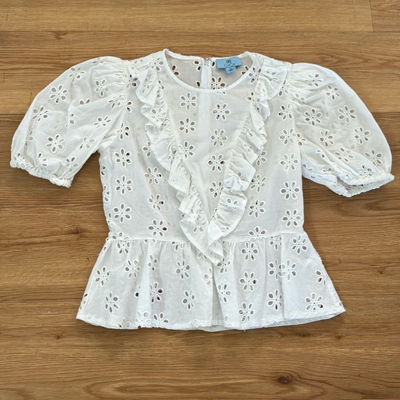 CeCe Women's White Flower Cutout Eyelet Puplum Top Sz XS Preppy Casual Neutral - Picture 1 of 7
